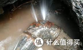 啄木鸟家庭维修丨自来水管道漏水如何快速补漏？